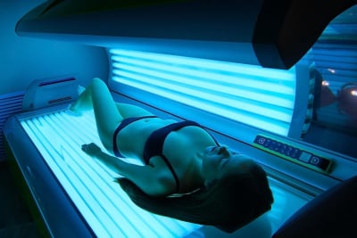 Kundin genießt sanfte Bräune im Solarium-Studio